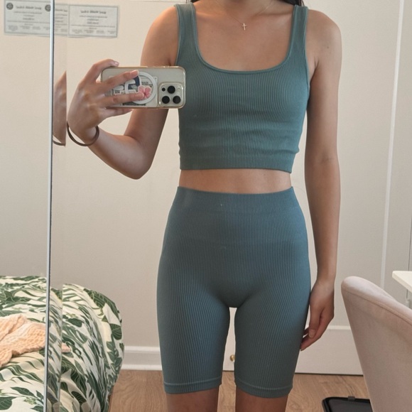 LIKE NEW- ZARA Seamless Bike Shorts & Crop Top Tank SET, Blue/Green XS-S - Picture 6 of 6